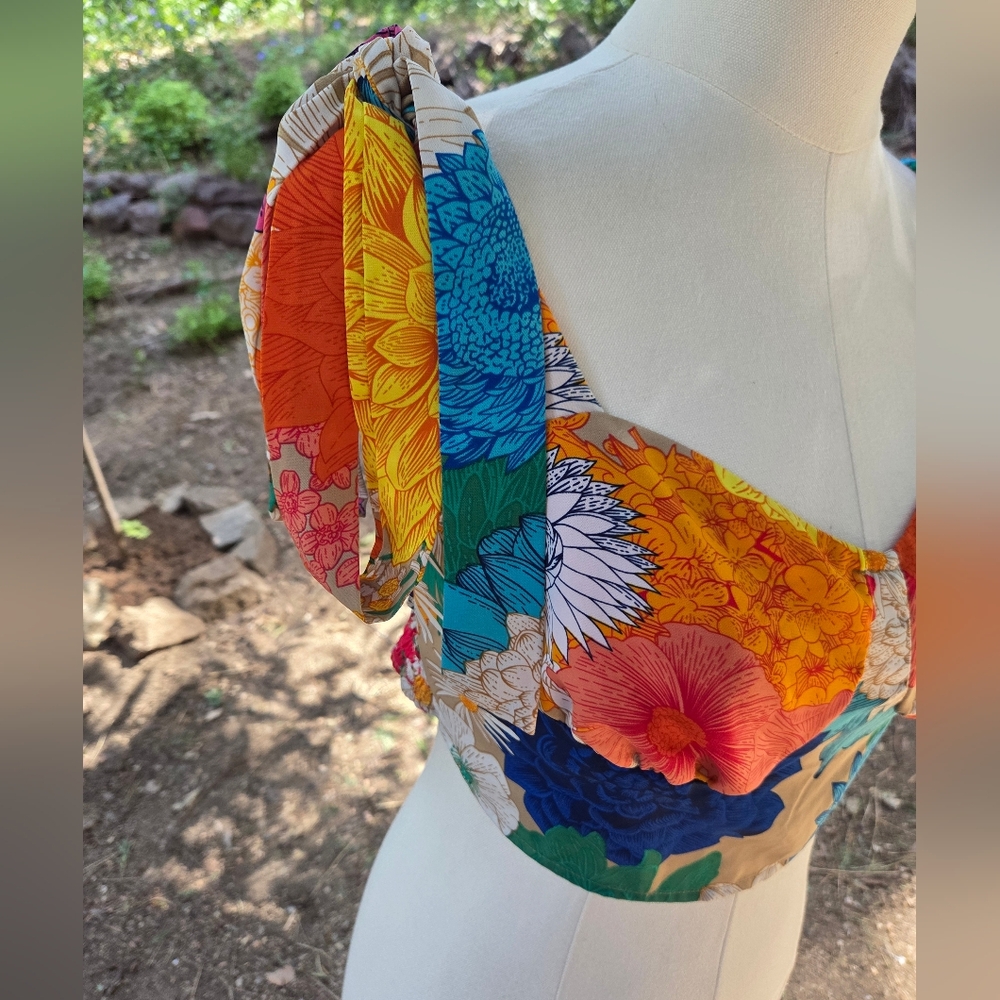SHEIN Multicolor Floral Tropical Vacation Tie-Shoulder Sweetheart Crop Top - Picture 2 of 5